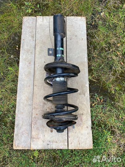 Амортизатор подвески передний левый в сборе