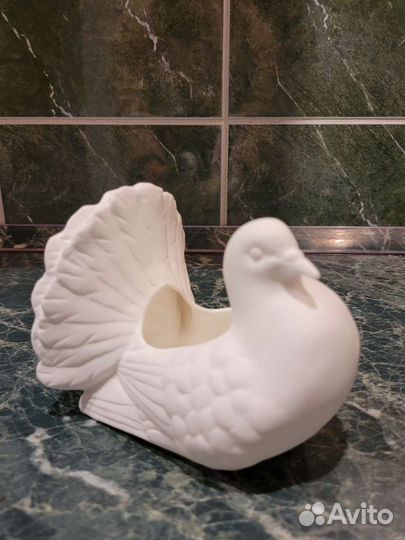 Тонкий костяной фарфор. Статуэтка голубка