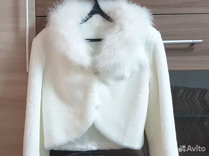 Зимняя тёплая свадебная накидка-болеро