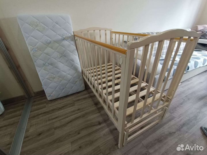 Детская кроватка с маятником