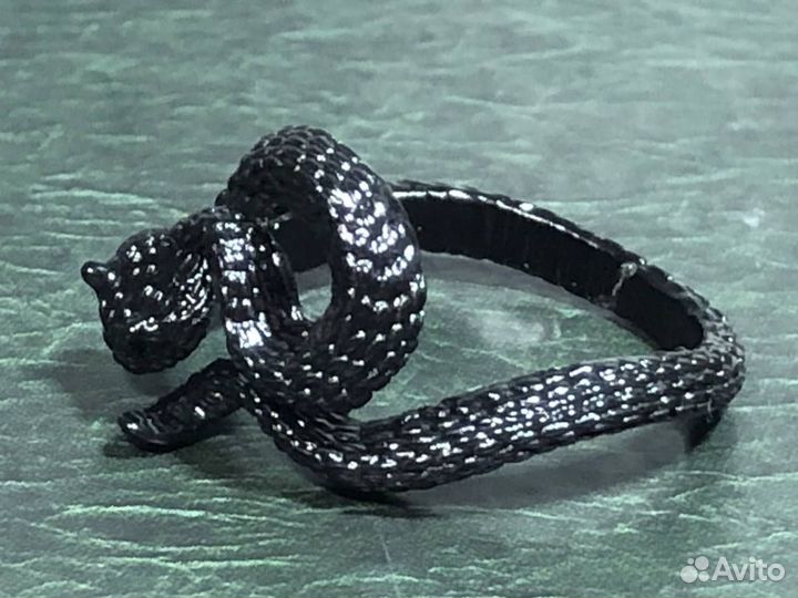 Кольцо унисекс в виде змеи чёрного цвета