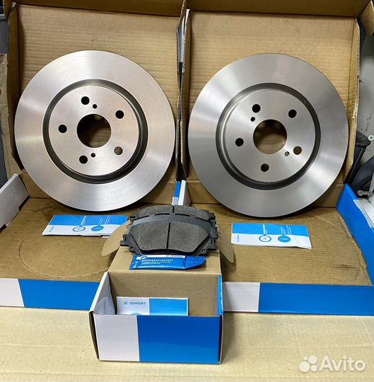 Тормозные диски с колодками перед Toyota Camry V70