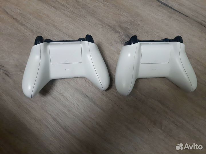 Xbox one s 1 tb + 2 геймпада