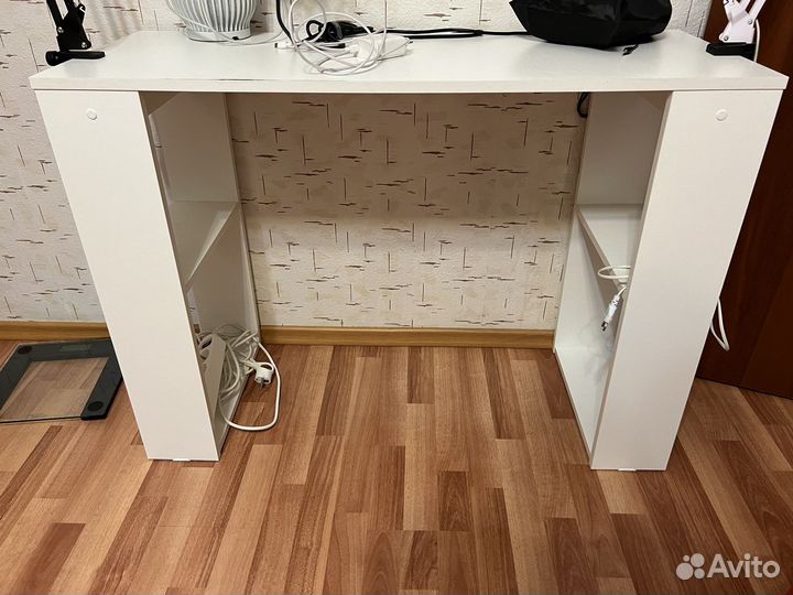 Маникюрный стол