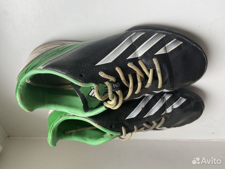 Футбольные бутсы adidas