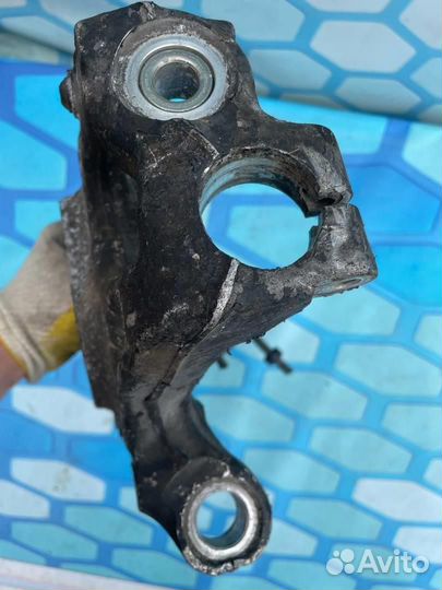 Кулак поворотный передний левый 8K0407253AB