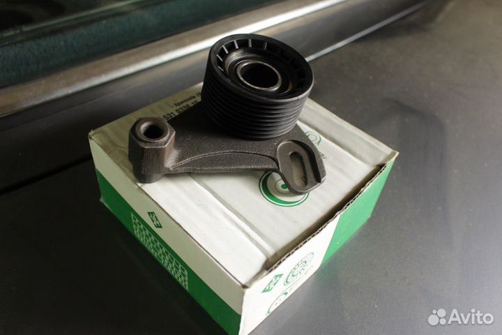 Ролик натяжитиля ремня грм /натяжной ролик bmw е30