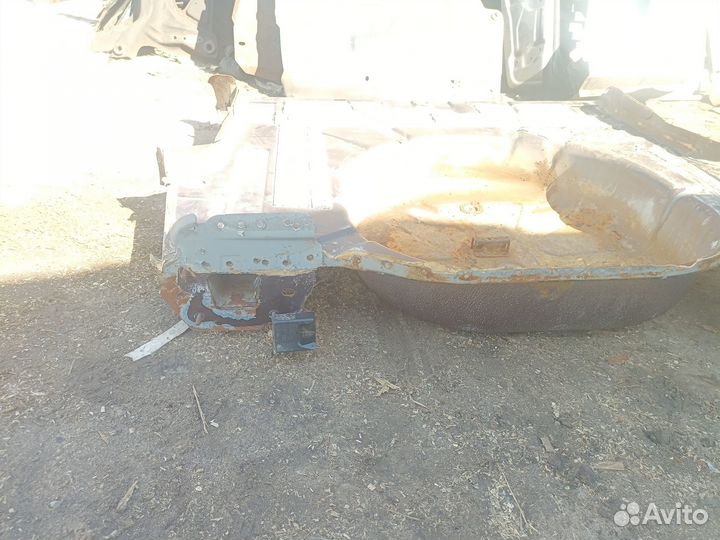 Ниша запасного колеса Ford Focus 2010 г