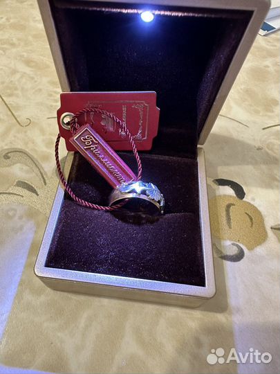 Кольцо с бриллиантом