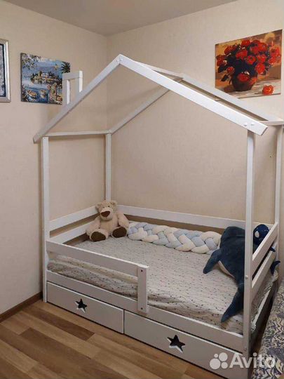 Кроватка для малыша из натурального дерева высокий