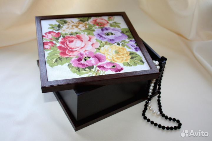 Шкатулка с ручной вышивкой