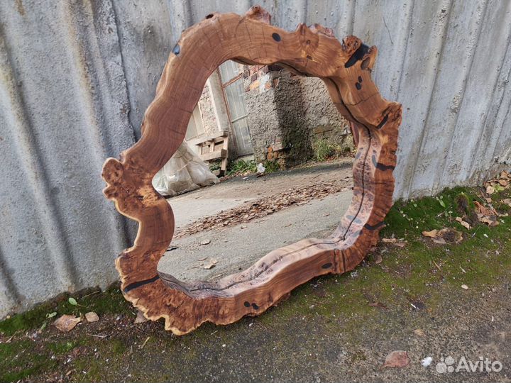 Зеркало в раме из спила капового карагача