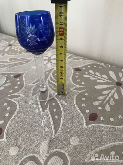 Хрустальные рюмки на ножке