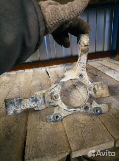 Кулак (цапфа) передний правый Opel Astra H седан