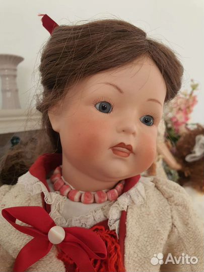 Кукла фарфоровая