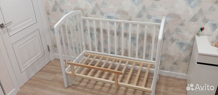 Детская кроватка с маятником и матрасом