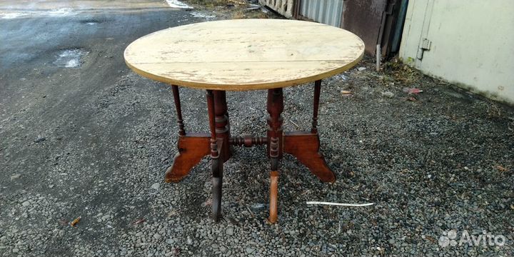 Стол резной круглый. ручная работа. раритет