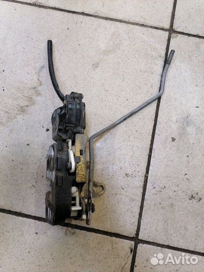 Замок дверной передний левый Mazda Familia