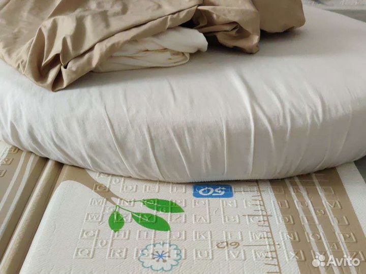 Матрас детский круглый и 4 наматрасники