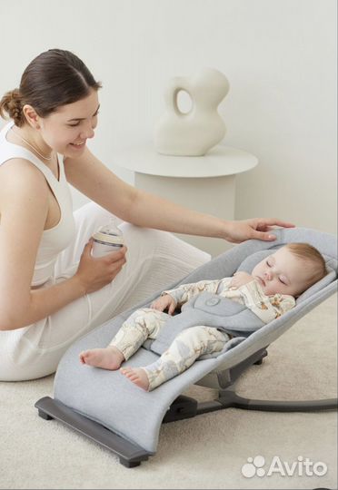 Шезлонг Hugger от Happy Baby