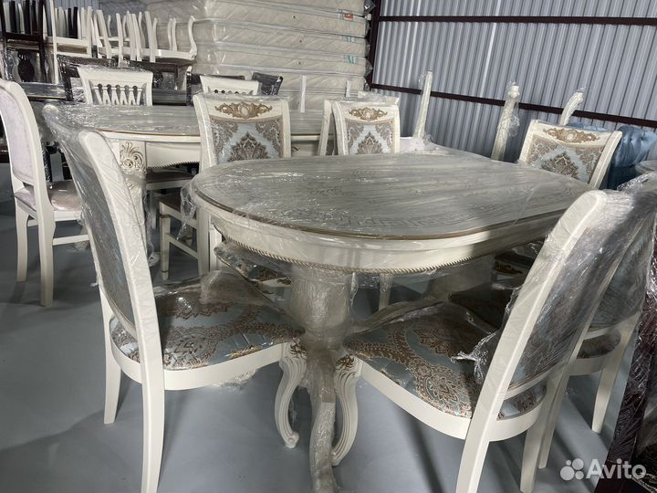 Стол и стулья