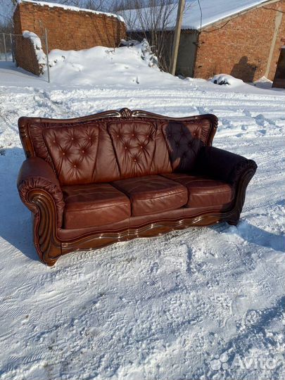 Кожаный диван