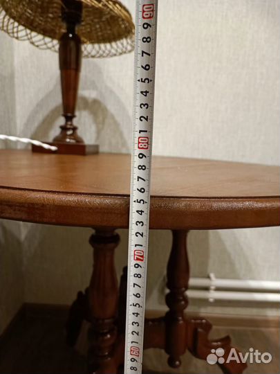 Круглый антикварный стол