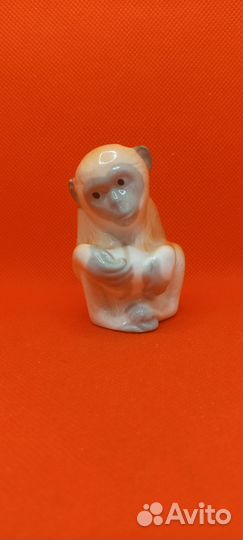 Фарфоровая статуэтка обезьянка с мячиком лфз СССР