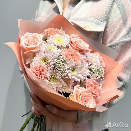 Букет персиковые диантусы, розы, хризантема и озот