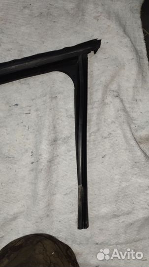 Уплотнитель стекла передней левой двери лада Xray