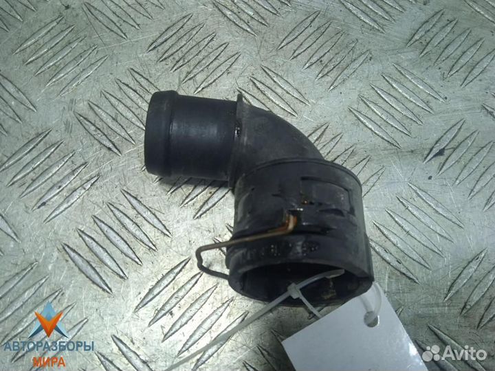 Фланец (тройник) системы охлаждения Audi A4 B7