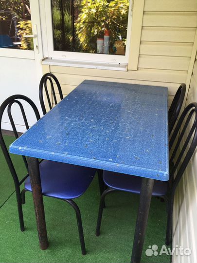 Стол и стулья