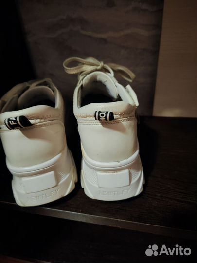 Кроссовки женские