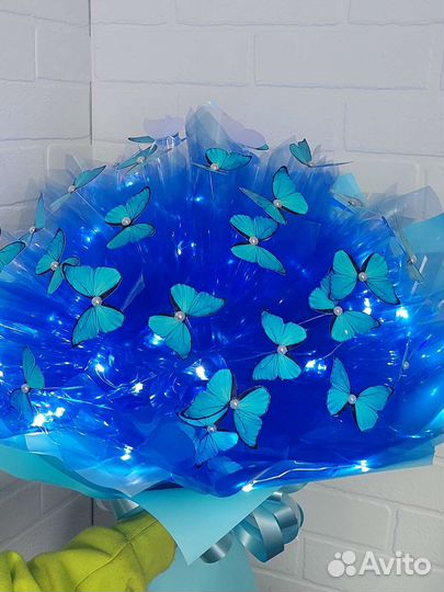 Парящий букет из бабочек