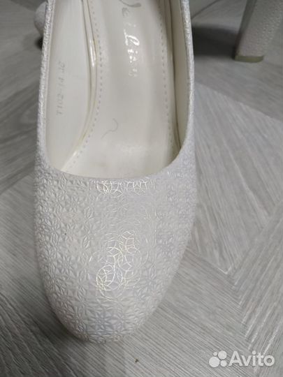 Туфли белые 38