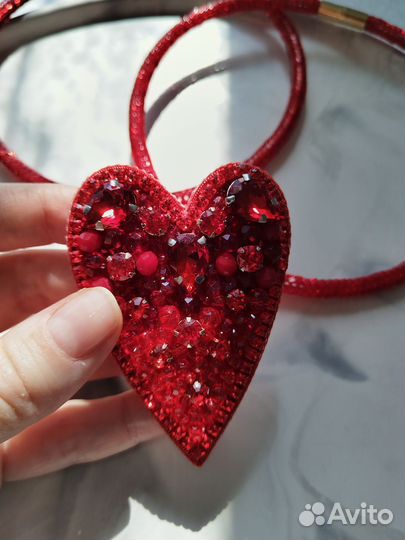 Брошь из бисера и кристаллов