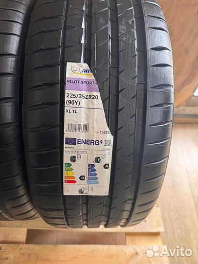 Michelin Pilot Sport 4 S 225/35 R20 и 255/30 R20 90Y