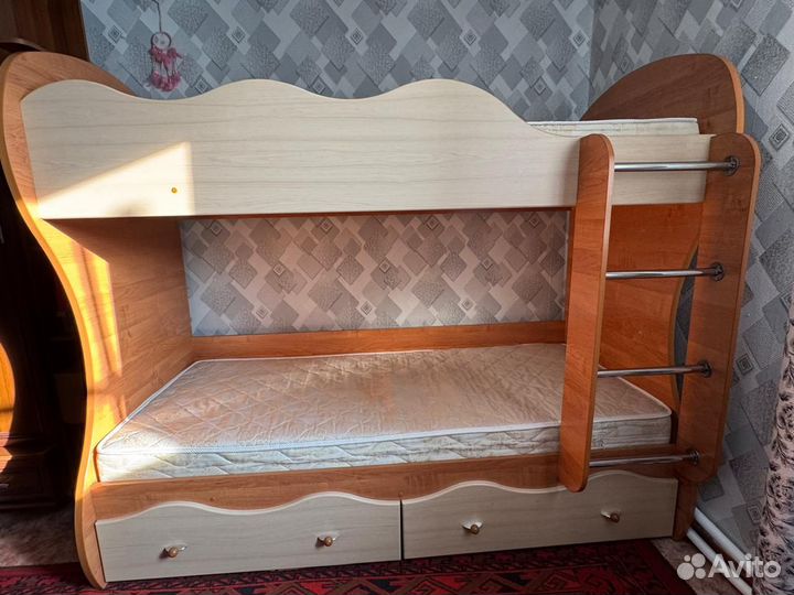 Двухъярусная кровать бу с матрасами