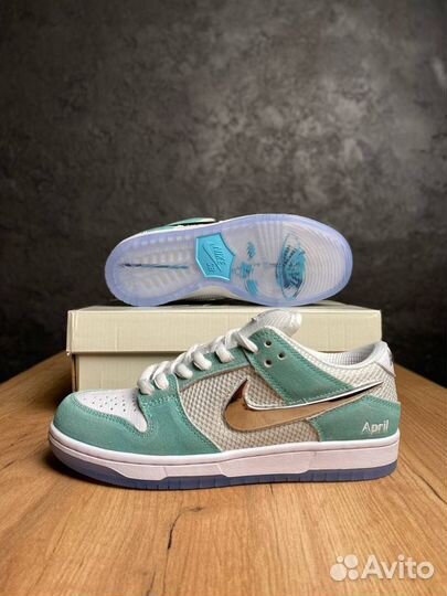 Nike Dunk SB April