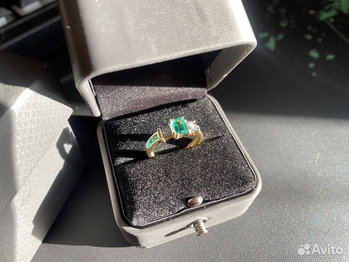 Кольцо с бриллиантом