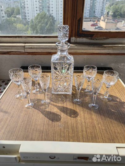 Хрустальный графин с рюмками