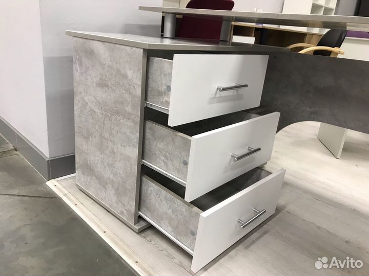 Белый компьютерный стол