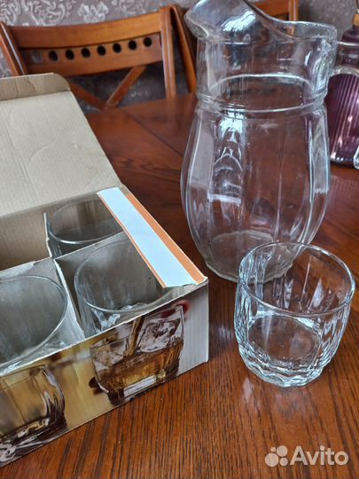 Кувшин и стаканы
