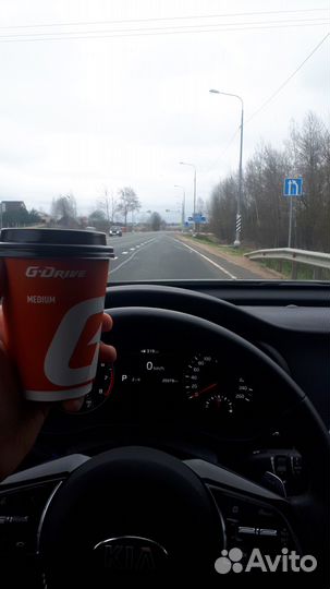 Водитель на личном легковом автомобиле
