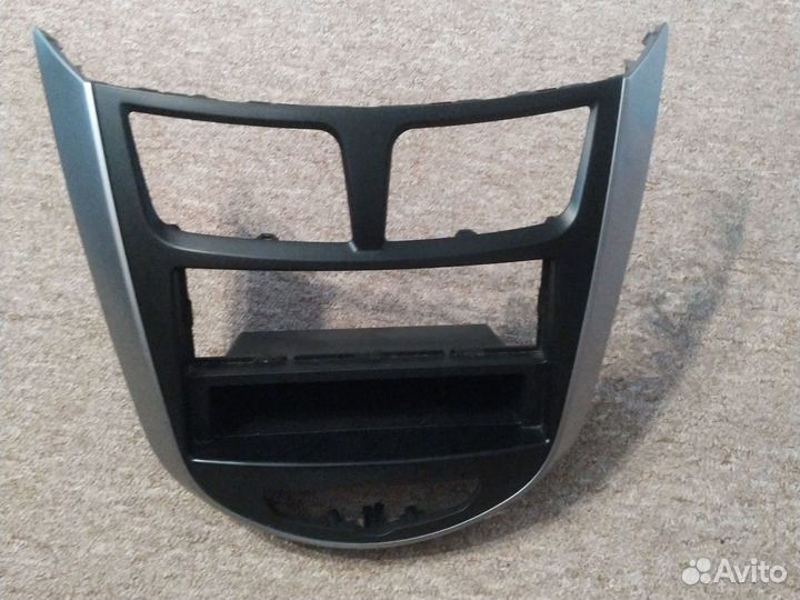 Рамка магнитолы Hyundai Solaris 2015