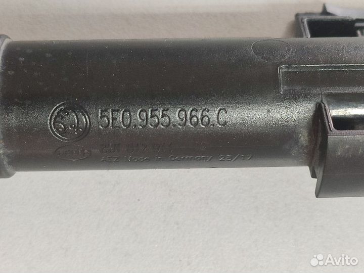 Форсунка омывателя фар передняя правая Skoda