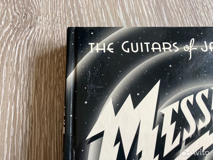 Книга Messengers: The Guitars of James Hetfield