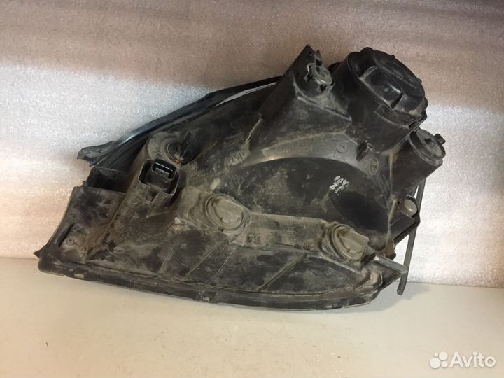 Фара правая битая Hyundai Tucson 2008