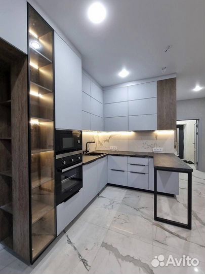 Кухня с подсветкой с барной стойкой