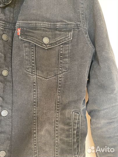 Черная куртка Levis